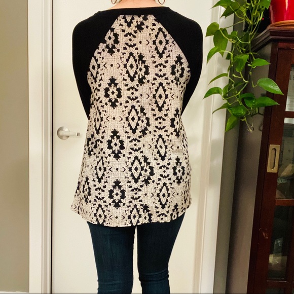 Patterned-back black tee - Picture 2 of 2
